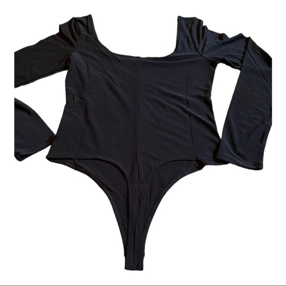 Leith DOUBLE SCOOP LONG SLEEVE THONG BODYSUIT IN BLACK - Picture 5 of 11
